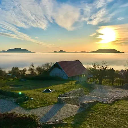 Oereghegyi Panorama Villa, Vila